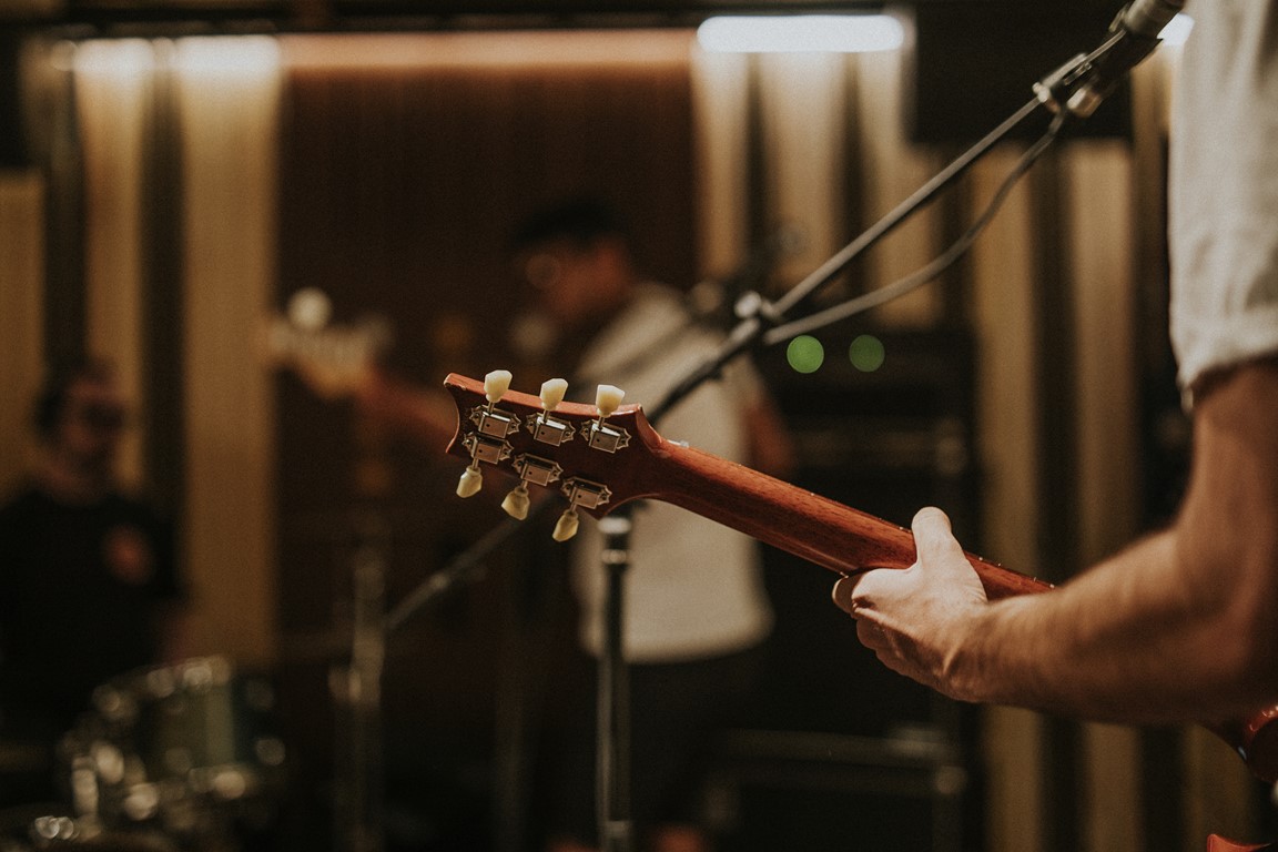 músicos ensayando en estudio en el contexto de la regulación de la IA en el Estatuto del Artista
